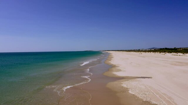 Voo de drone junto &agrave; beira mar, ria formosa, Algarve Portugal