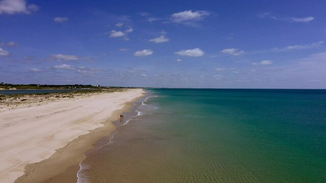 Voo de drone junto &agrave; beira mar, ria formosa, Algarve Portugal