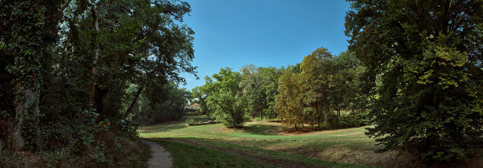 Der um 1910 angelegte Gutspark Neukladow ist heute ein Gartendenkmal - Panorama aus 10 Einzelbilder