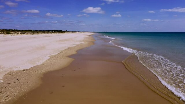 Voo de drone junto &agrave; beira mar, Algarve Portugal