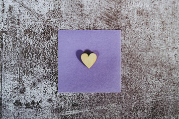 Coeur en bois sur un carré violet parme avec fond grunge et espace vide - Arrière plan...