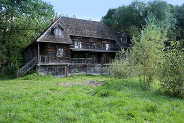 Fototapeta na wymiar Stary dom , skansen architektury drewnianej w Polsce na Mazowszu