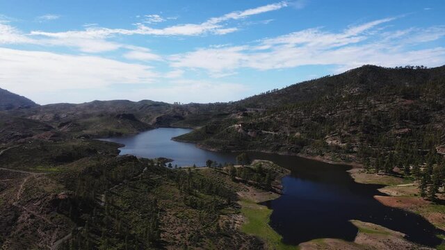 Presa de las ni&ntilde;as vista desde el aire despu&eacute;s de las lluvias de Enero, Gran Canaria