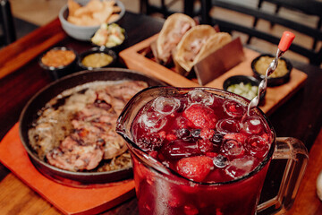 CLERICOT CON COMIDA DE FONDO