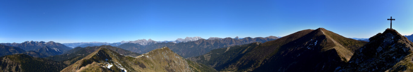 Fototapeta na wymiar Panorama am Himmelkogel über die Niederen Tauern, Eisenerzer Alpen und Gesäuse und den Himmeleck in der Steiermark, Österreich