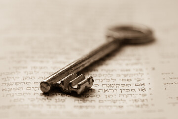 Schlüssel auf herbräischer Bibel