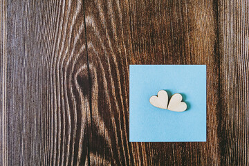 Coeur en bois sur un carré bleu avec fond en bois et espace vide - Arrière plan Saint-Valentin