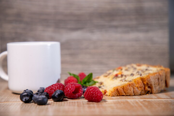 desayuno de pan con café y fruta
