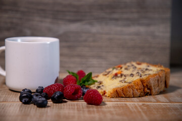 desayuno de pan con café y fruta