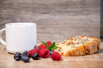 desayuno de pan con café y fruta