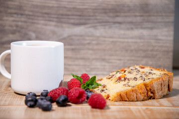 desayuno de pan con café y fruta