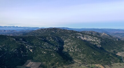 Fototapeta na wymiar vue aérienne des Corbières et des Pyrénées avec le Canigou