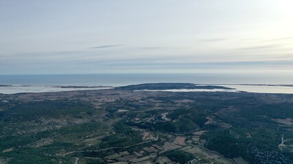 vue aérienne des Corbières et des Pyrénées avec le Canigou