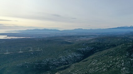 Obraz premium vue aérienne des Corbières et des Pyrénées avec le Canigou
