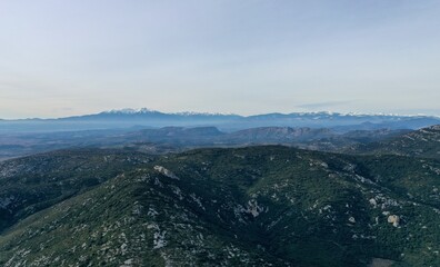 Fototapeta na wymiar vue aérienne des Corbières et des Pyrénées avec le Canigou