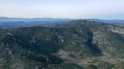 vue aérienne des Corbières et des Pyrénées avec le Canigou