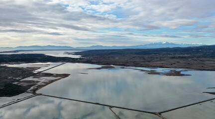 survol des marais salants dans le sud de la France