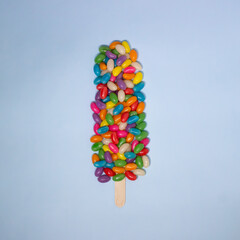 Helado de verano colorido de caramelos sobre fondo celeste
