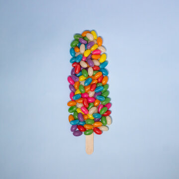 Helado de verano colorido de caramelos sobre fondo celeste