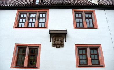 Fassade des Marstalls mit dem Wappen der Landgrafen von Hessen-Kassel 