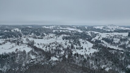 Survol de l'Auvergne sous la neige