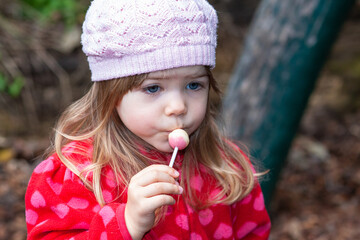 mädchen, lolli, schleckstengel, pink, mütze, schleckmaul, süss, geniessen, rot, jacke, kappe,...