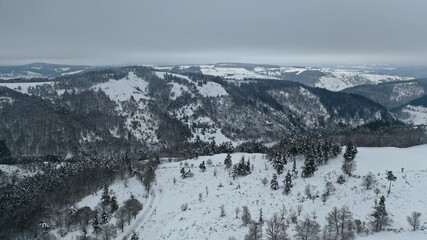 Survol de l'Auvergne sous la neige