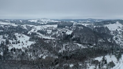 Survol de l'Auvergne sous la neige