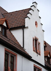 Fassade des Marstalls mit Stufengiebel und Pulverturm als letztem Turm der Stadtbefestigung