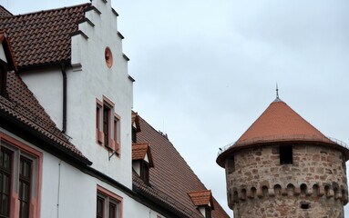 Fassade des Marstalls mit Stufengiebel und Pulverturm als letztem Turm der Stadtbefestigung