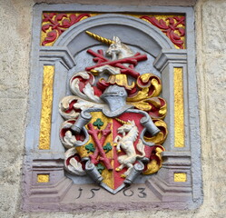 Farbenfrohes Wappen an der Fassade des Marstalls