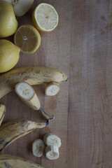 Variedad de frutas y verduras frescas. Fondo madera 