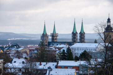 Obraz premium Skyline of world heritage city of Bamberg with the famous Cathedral in the foreground on a winter day