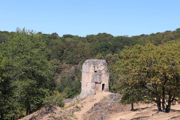 Fototapeta na wymiar Nouvelle-Aquitaine - Limousin - Creuse - Ruines du chateau de Crozant - Tour Collin