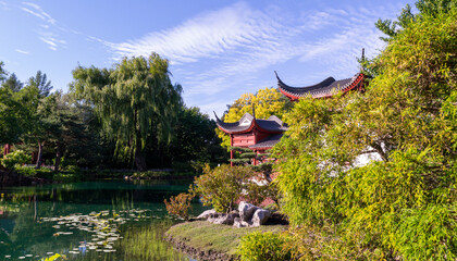 casa japonesa en el lago