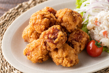 こんがりキツネ色の若鶏の唐揚げ