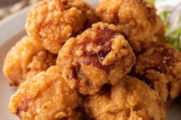 こんがりキツネ色の若鶏の唐揚げのアップ