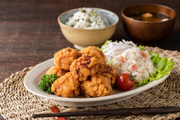 こんがりキツネ色の若鶏の唐揚げ