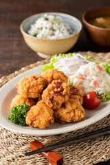 こんがりキツネ色の若鶏の唐揚げ