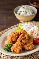 こんがりキツネ色の若鶏の唐揚げ