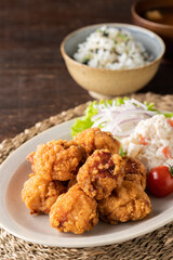 こんがりキツネ色の若鶏の唐揚げ