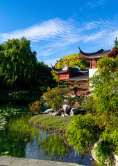 casa japonesa con lago 