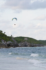 parapente sobre las rocas en la playa