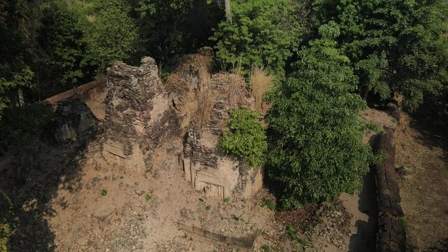 Forgotten temples Cambodia - s4 Prasat Banteay Khchorng, drone fly out.