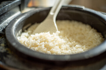 炊き立てのご飯をおしゃもじでかきまぜる