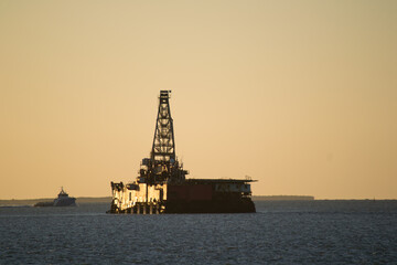 plataforma petrolera al atardecer