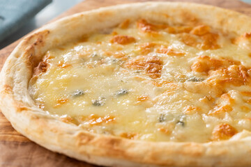 爽やかな背景で撮影された、ピッツァクワトロフォルマッジ