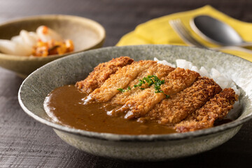 スパイシーなカツカレーのアップの写真