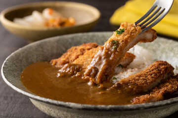 フォークですくった、カツカレーのアップ