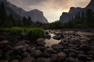 Tunnel View Yosemite National Park, river rocks in Merced River